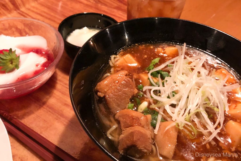 チャイナボイジャーの豚角煮とマーボー豆腐のあんかけ麺の画像