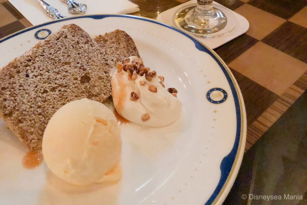 テディ・ルーズヴェルト・ラウンジの紅茶のシフォンケーキ、バニラアイスクリーム添えの画像