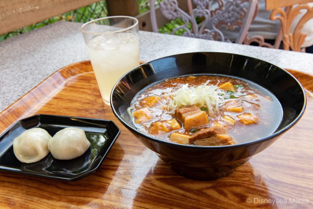 東京ディズニーランドのボイジャーセット（豚角煮とマーボー豆腐のあんかけ麺）の画像