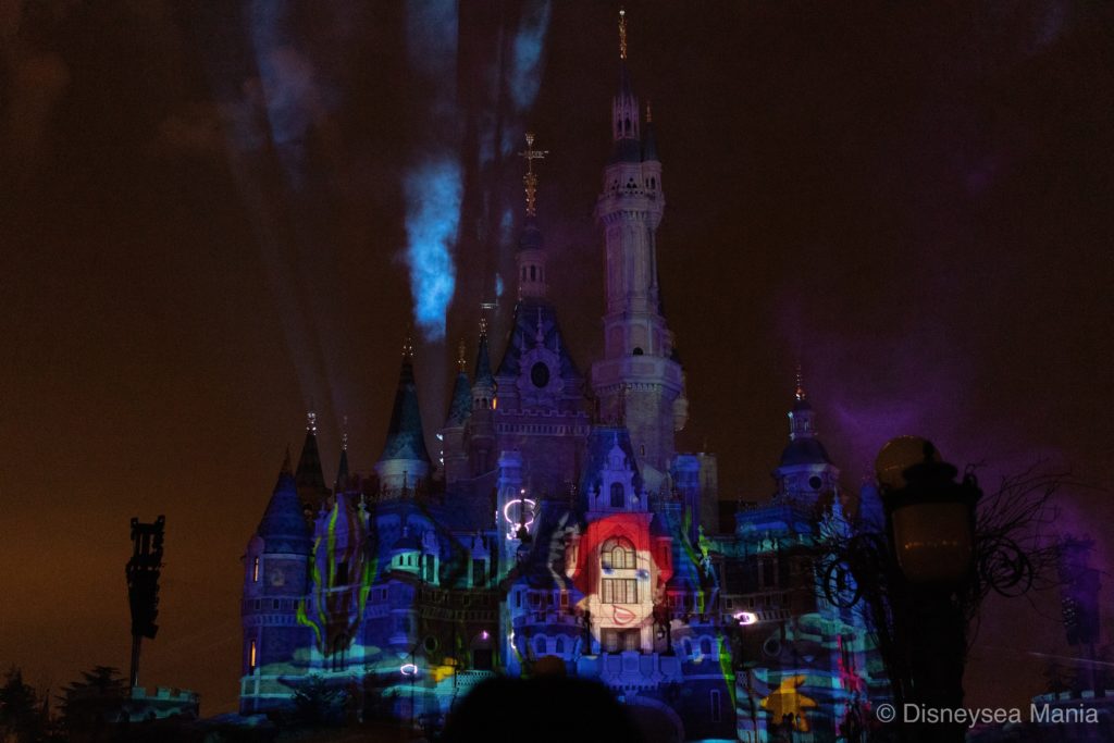 上海ディズニーランドの夜のショー「イグナイト・ザ・ドリーム」の画像