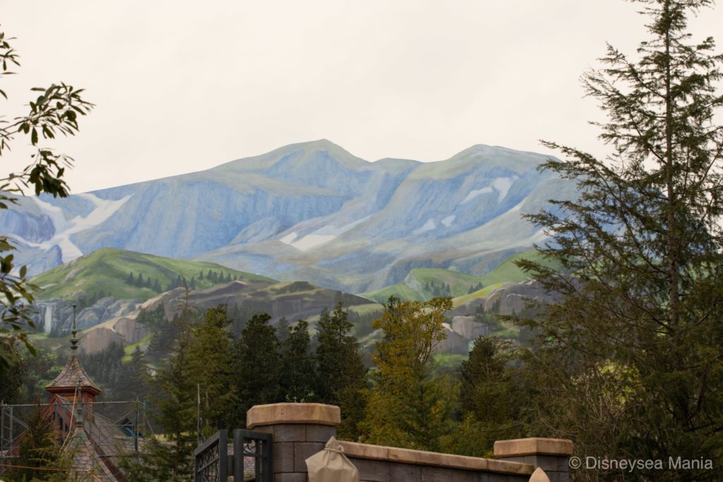 エンターテイメントシアター「ファンタジーランド・フォレストシアター」の上にある山の画像