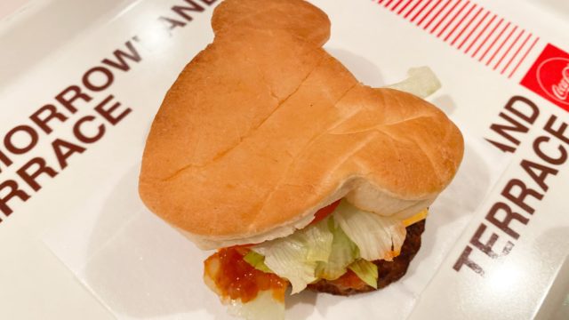トゥモローランド・テラスのミッキーブレッドのハンバーガーの画像
